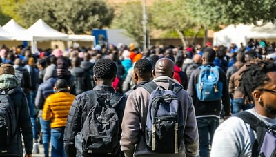 Ilustración de migrantes conectándose con oportunidades en España